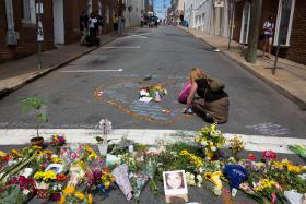 SUPREMACISTA BRANCO QUE LANÇOU CARRO CONTRA JOVEM NOS EUA ACUSADO ANTERIORMENTE DE BATER NA MÃE