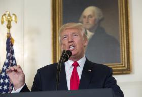 TRUMP ACUSA OS ‘MEDIA’ DE DISTORCEREM AS SUAS PALAVRAS SOBRE CHARLOTTESVILLE