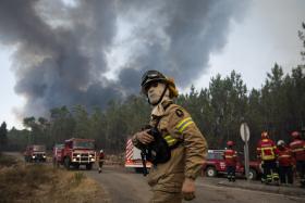 INCÊNDIO DE MAÇÃO ALASTRA COM GRANDE VIOLÊNCIA A BELVER, GAVIÃO
