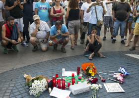 MILHARES OBSERVAM MINUTO DE SILÊNCIO EM BARCELONA