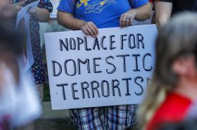 CENTENAS DE PESSOAS MANIFESTARAM-SE EM LOS ANGELES CONTRA O FASCISMO E O RACISMO