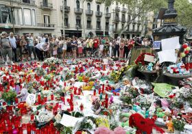 MANCHESTER CITY E EVERTON HOMENAGEIAM VÍTIMAS DOS ATENTADOS EM BARCELONA