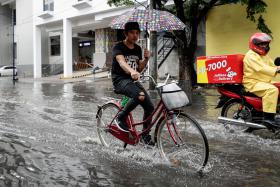 SINAL 8 DE TEMPESTADE TROPICAL HASTEADO EM MACAU DEVIDO À APROXIMAÇÃO DO HATO
