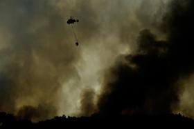 OITO MEIOS AÉREOS E 200 BOMBEIROS COMBATEM INCÊNDIO EM OLEIROS, CASTELO BRANCO