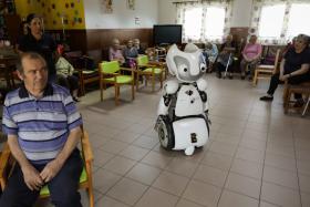PROJETO PROCURA CRIAR ROBÔ PARA AJUDAR PESSOAS COM DIFICULDADE DE MOBILIDADE