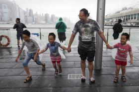 HONG KONG REGRESSA À NORMALIDADE APÓS CANCELAMENTO DE CERCA DE 450 VOOS DEVIDO A TUFÃO