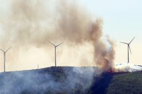 MAIS DE 900 OPERACIONAIS, 309 VEÍCULOS E 12 MEIOS AÉREOS COMBATEM INCÊNDIO EM OLEIROS