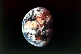 PRIMEIRO SATÉLITE CHINÊS DE TELECOMUNICAÇÃO QUÂNTICA ENVIA DADOS PARA A TERRA