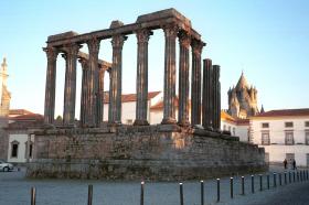 INTERVENÇÃO URGENTE NO TEMPLO ROMANO DE ÉVORA POR RISCO DE QUEDA DE PEDRAS