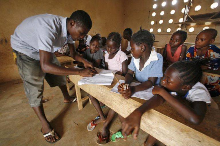 MOÇAMBIQUE SUSPENDE 132 PROFESSORES POR APRESENTAREM CERTIFICADOS FALSOS