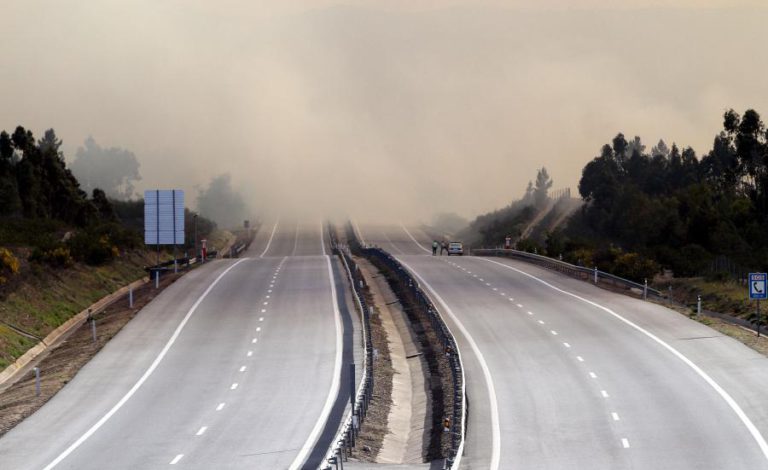 FUMO DE INCÊNDIO NO MONTIJO LEVOU AO CORTE DA A33 – PROTEÇÃO CIVIL