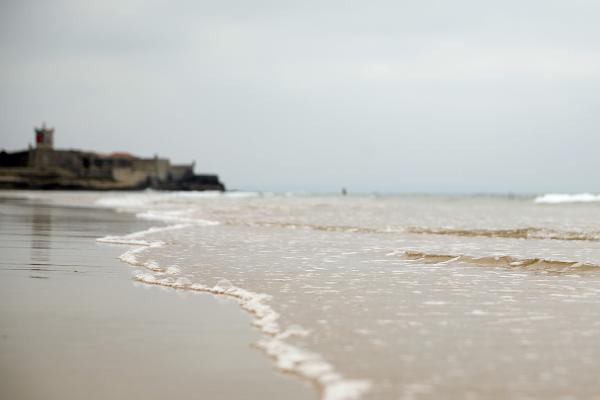 LEVANTADA INTERDIÇÃO DE BANHOS NA PRAIA DE CARCAVELOS APÓS ANÁLISES — CÂMARA DE CASCAIS