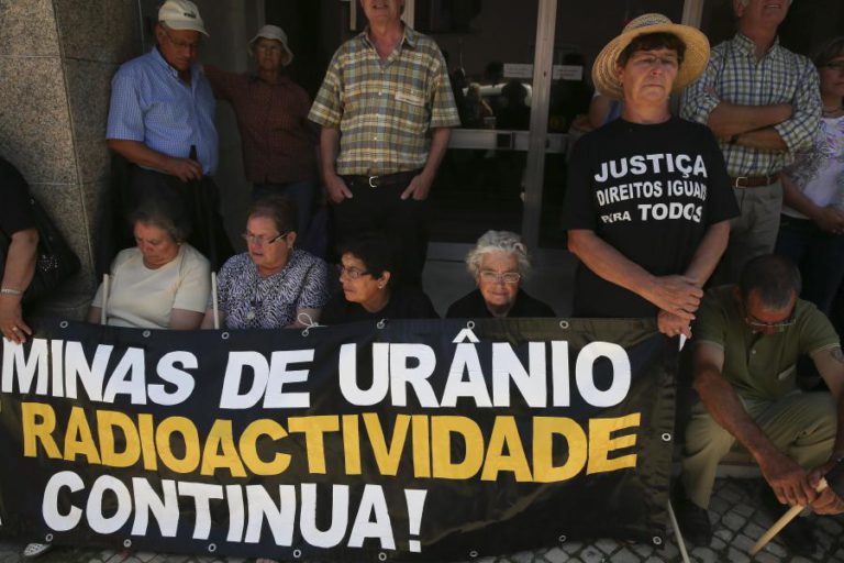 ANTIGOS MINEIROS DA URGEIRIÇA EM VIGÍLIA DEVIDO A ALEGADA CONTAMINAÇÃO DE CASAS