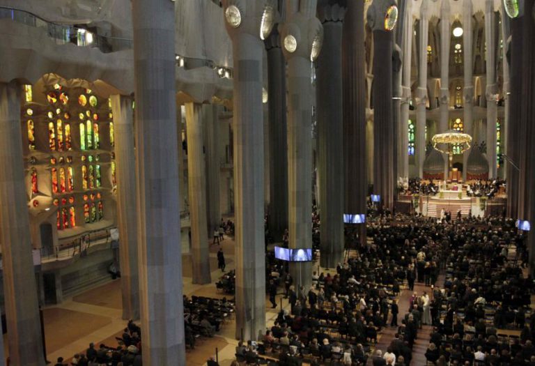 POLÍCIA DE BARCELONA DIZ QUE CARRINHA JUNTO À SAGRADA FAMÍLIA NÃO TEM “MATERIAL PERIGOSO”