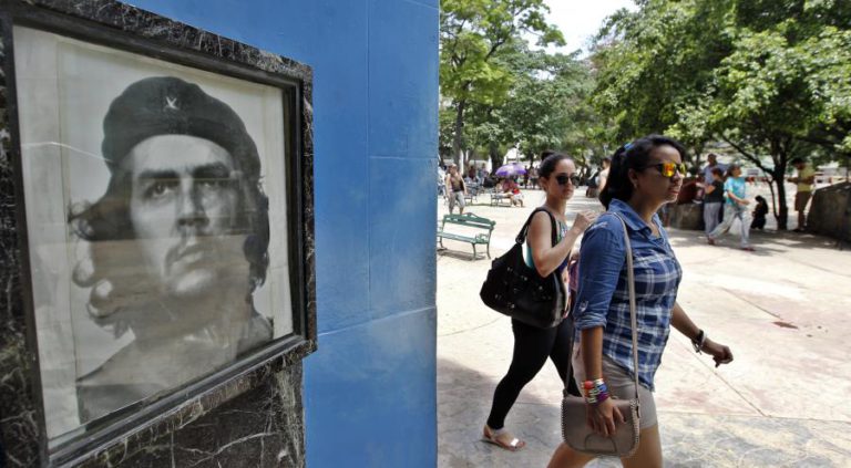 EXÉRCITO BOLIVIANO HOMENAGEIA CHE GUEVARA 50 ANOS DEPOIS DE O TER ASSASSINADO