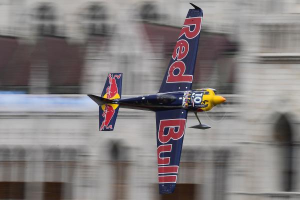 BRASILEIRO CAMPEÃO DA RED BULL AIR RACE ELOGIA SIMPLICIDADE DA PISTA DO PORTO
