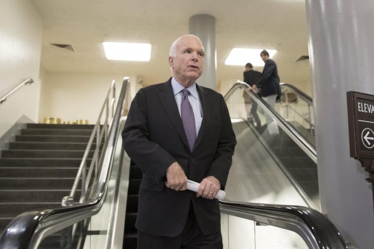 JOHN MCCAIN ANUNCIA VOTO CONTRA REVOGAÇÃO DO OBAMACARE