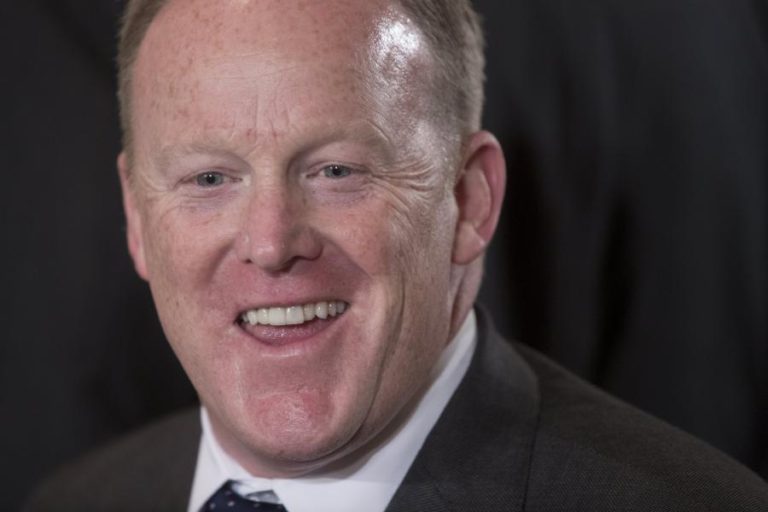 EX-PORTA-VOZ DA CASA BRANCA SEAN SPICER APARECE DE SURPRESA NOS EMMY