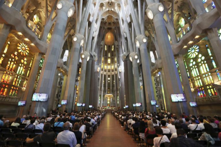 SAGRADA FAMÍLIA EVACUADA, POLÍCIA DE BARCELONA INSPECIONA CARRINHA ESTACIONADA NA ZONA