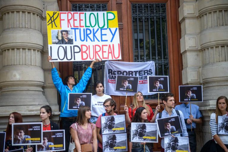 TURQUIA LIBERTA E EXPULSA PARA FRANÇA JORNALISTA LOUP BUREAU