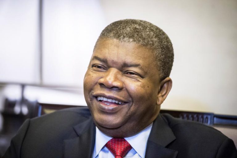 ANGOLA ENTREGA PODER AO PRIMEIRO PRESIDENTE DO PÓS-GUERRA COLONIAL