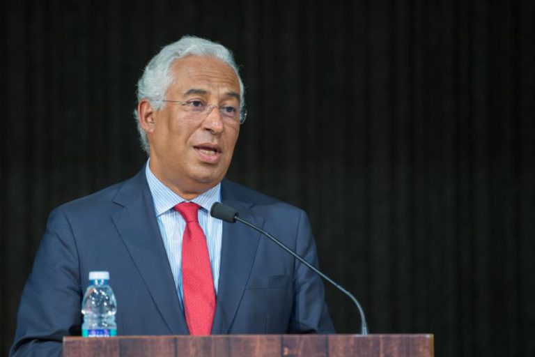 CERCA DE 100 PROFESSORES AGUARDAM ANTÓNIO COSTA EM MATOSINHOS PARA PROTESTAR CONTRA COLOCAÇÕES