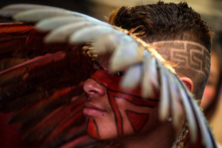 ÍNDIOS BRASILEIROS PROTESTAM CONTRA PRIVATIZAÇÃO DE PARQUES E DIMINUIÇÃO DAS SUAS TERRAS