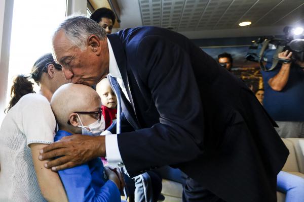MARCELO DÁ APOIO À ACREDITAR E CONVIDA CRIANÇAS COM CANCRO A VISITÁ-LO EM BELÉM