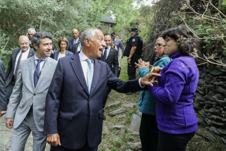 “QUANDO VIRO À DIREITA EM PORTUGAL, A DIREITA NÃO NOTA”, DIZ MARCELO EM ANDORRA