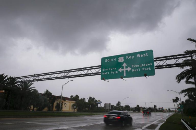 FURACÃO IRMA TOCA O EXTREMO SUL DA FLORIDA, NOS EUA