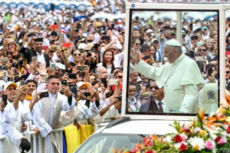 PAPA AGRADECE A FIÉIS EM MEDELLIN QUE O AGUARDARAM À CHUVA