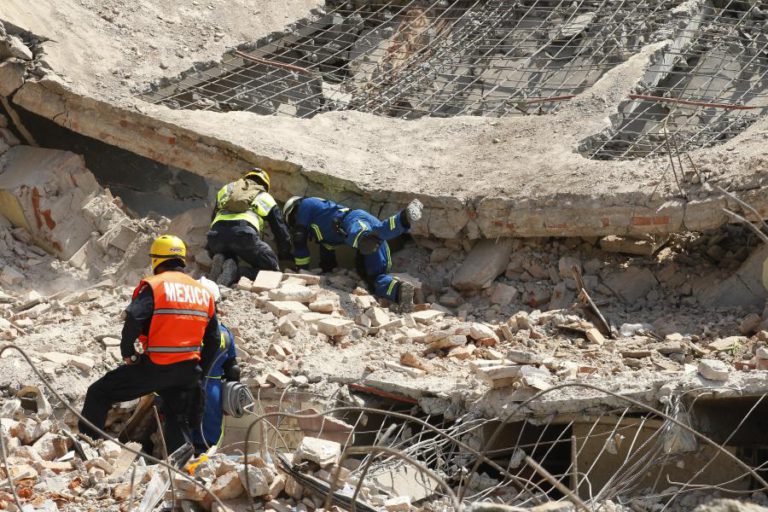 MORTOS NO SISMO NO MÉXICO SOBEM PARA 64 MORTOS, BUSCAS ENCERRADAS
