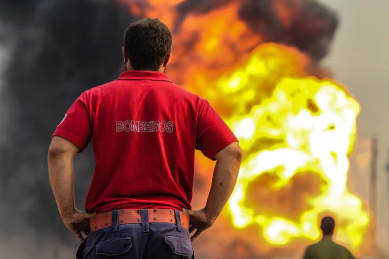 INCÊNDIOS: QUASE MIL OPERACIONAIS COMBATEM TRÊS GRANDES FOGOS ESTA MADRUGADA