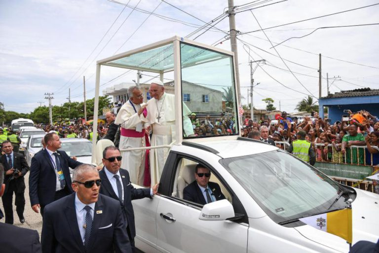 PAPA FRANCISCO CORTA-SE NO VIDRO DO PAPAMÓVEL DURANTE VISITA A BAIRRO NA COLÔMBIA