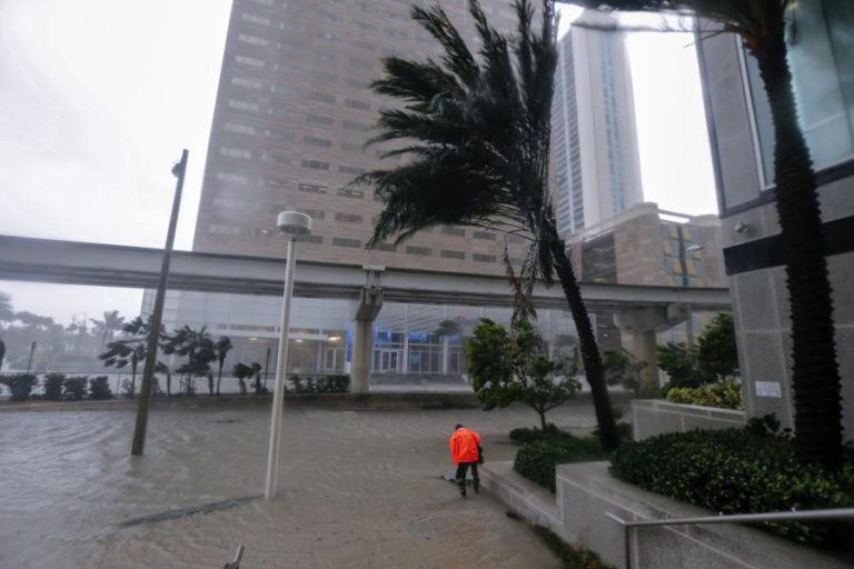 CAOS EM MIAMI POR CAUSA DO FURAÇÃO IRMA, COM MILHARES DE PESSOAS SEM LUZ E RUAS INUNDADAS