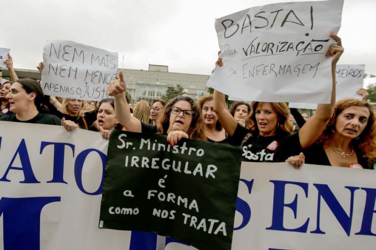 ENFERMEIROS EXIGEM AUMENTO MÍNIMO DE 400 EUROS E AMEAÇAM MAIS UMA GREVE EM OUTUBRO