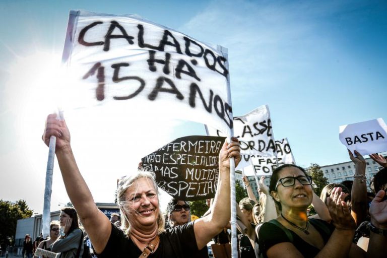 ENFERMEIROS/GREVE: CENTENAS EM PROTESTO FRENTE AO HOSPITAL DE SANTA MARIA