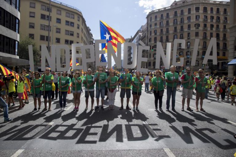 TRIBUNAL CONSTITUCIONAL ESPANHOL SUSPENDE LEI PARA CONVERTER CATALUNHA EM REPÚBLICA