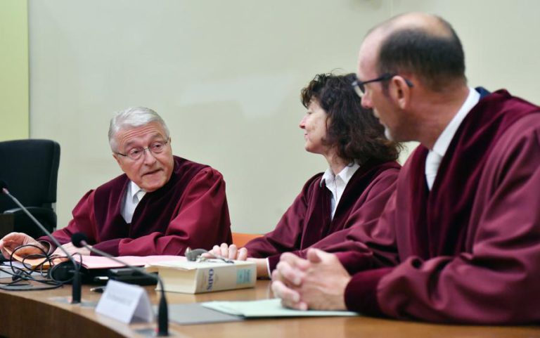 JUSTIÇA PEDE PRISÃO PERPÉTUA PARA MEMBRO DE TRIO NEONAZI QUE MATOU 10 NA ALEMANHA