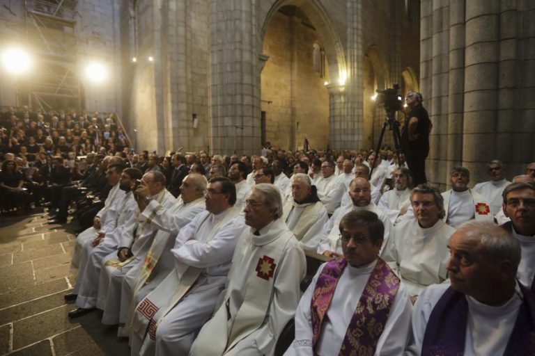 CENTENAS DE PESSOAS MARCARAM PRESENÇA NAS CERIMÓNIAS FÚNEBRES DO BISPO DO PORTO