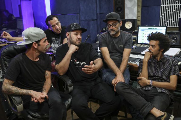 AO TERCEIRO DISCO OS ORELHA NEGRA FAZEM UMA NOVA VIAGEM COM A IDENTIDADE DE SEMPRE