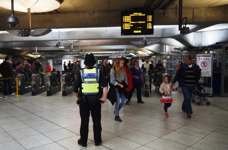 POLÍCIA BRITÂNICA REVISTA CASA RELACIONADA COM ATENTADO AO METRO