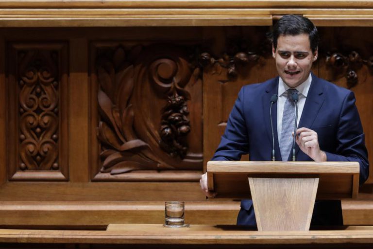 TANCOS/ARMAS: PSD REPUDIA “INSINUAÇÕES TORPES E FANTASIOSAS” DO PS E PEDE SENTIDO DE ESTADO