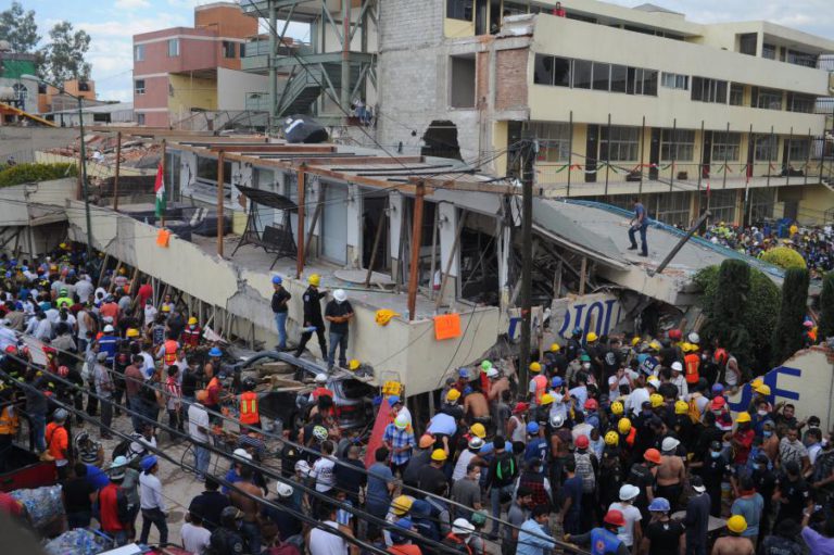 MÉXICO/SISMO: EQUIPAS DE SALVAMENTO E VOLUNTÁRIOS ESCAVAM ESCOMBROS, PELO MENOS 248 MORTOS