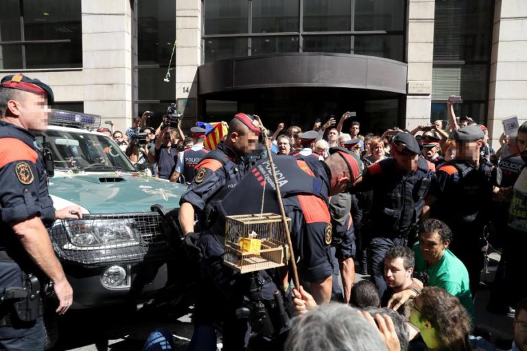 POLÍCIA APREENDE 10 MILHÕES DE BOLETINS DE VOTO PARA REFERENDO CATALÃO
