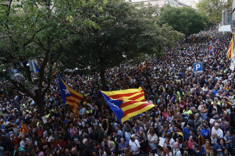 MILHARES PROTESTAM NAS RUAS DE BARCELONA CONTRA DETENÇÕES E PRÓ-REFERENDO