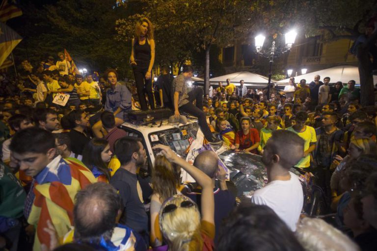 MILHARES RODEIAM INSTALAÇÃO AUTONÓMICA BARCELONA IMPEDEM SAÍDA AGENTES JUDICIAIS
