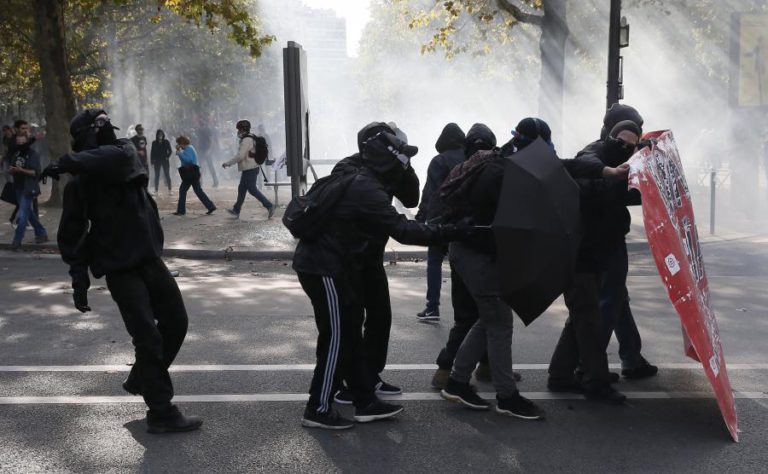 MILHARES DE FRANCESES SAEM ÀS RUAS CONTRA REFORMA DA LEI DO TRABALHO