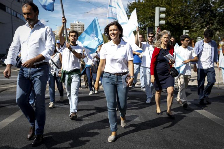 CRISTAS DESAFIA GOVERNO A USAR “SINAIS POSITIVOS” DA ECONOMIA NO ESSENCIAL PARA A POPULAÇÃO