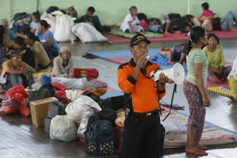 PELOS MENOS 50 MIL PESSOAS RETIRADAS DEVIDO AO VULCÃO AGUNG, NA INDONÉSIA